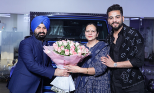 Elvish Yadav Taking Delivery G Wagon with His Mother
